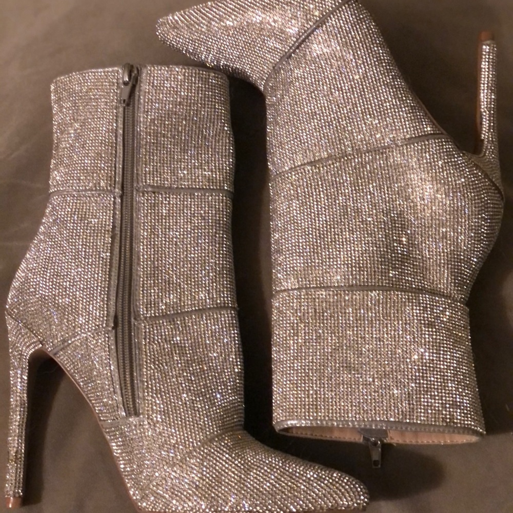 Steve Madden Winona Sz 8M Rhinestone booties.